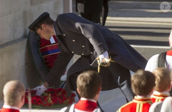 Le prince William déposant une gerbe de fleurs lors des célébrations du Dimanche du Souvenir (Remembrance Sunday) à Londres, au cénotaphe de Whitehall, le 11 novembre 2012.