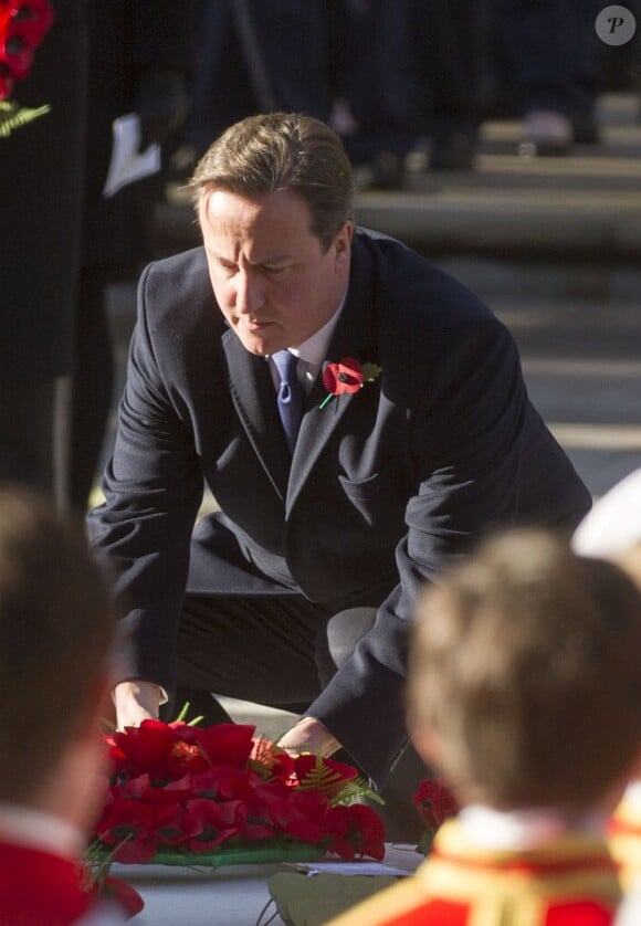 David Cameron déposant une gerbe lors des célébrations du Dimanche du Souvenir (Remembrance Sunday) à Londres, au cénotaphe de Whitehall, le 11 novembre 2012.