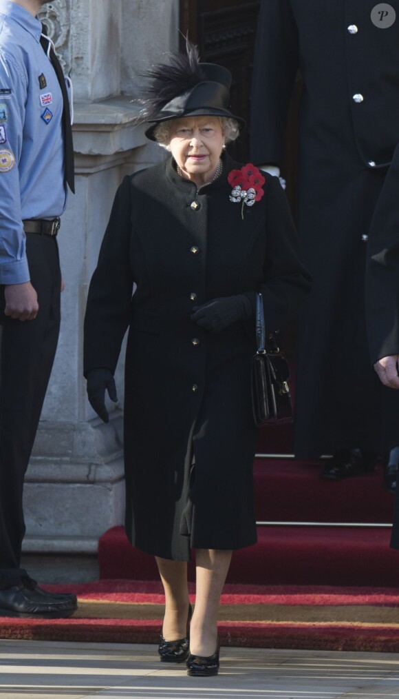 La reine Elizabeth II lors des célébrations du Dimanche du Souvenir (Remembrance Sunday) à Londres, au cénotaphe de Whitehall, le 11 novembre 2012.