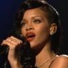 Rihanna dévoile en exclusivité sur le plateau de Saturday Night Live, un nouveau titre : Stay, neuvième piste de l'album Unapologetic.