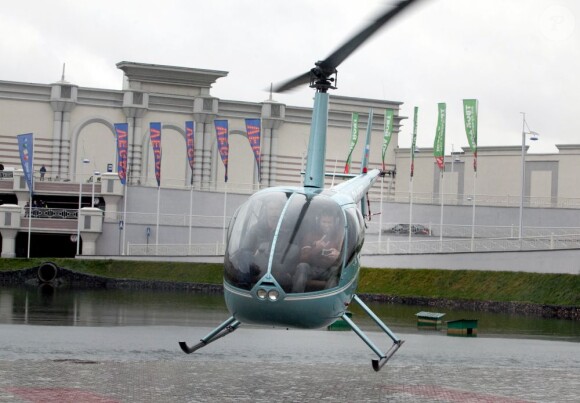 Felix Baumgartner arrive en hélicoptère pour recevoir son étoile au Walk of Fame à Moscou, le 9 novembre 2012.