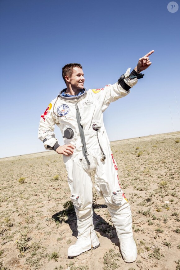 L'Autrichien Felix Baumgartner venant de sauter à 39 kilomètres d'altitude, franchissant le mur du son le 14 octobre 2012, à Roswell, au Nouveau-Mexique.