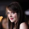 Dakota Fanning arbore une nouvelle teinture brune sur le tapis rouge de Twilight 5 au Nokia Theatre de Los Angeles, le 12 novembre 2012.