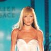 Carla Bruni alors mannequin défile pour Versace, à Paris en 1995.