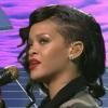 Rihanna interprète Diamonds sur le plateau de Saturday Night Live.