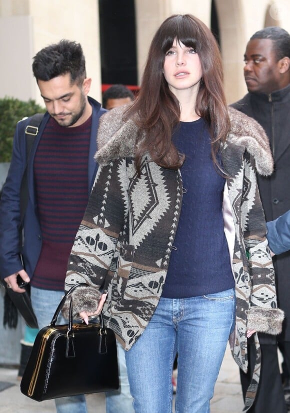 La chanteuse Lana Del Rey quitte son hotel pour se rendre dans un studio photo à Paris. Le 14 novembre 2012.