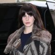 La chanteuse Lana Del Rey quitte son hotel à Paris. Le 14 novembre 2012.