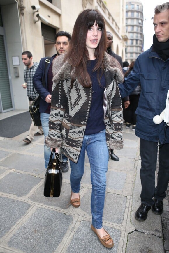 Lana Del Rey quitte son hotel pour se rendre dans un studio photo à Paris. Le 14 novembre 2012.