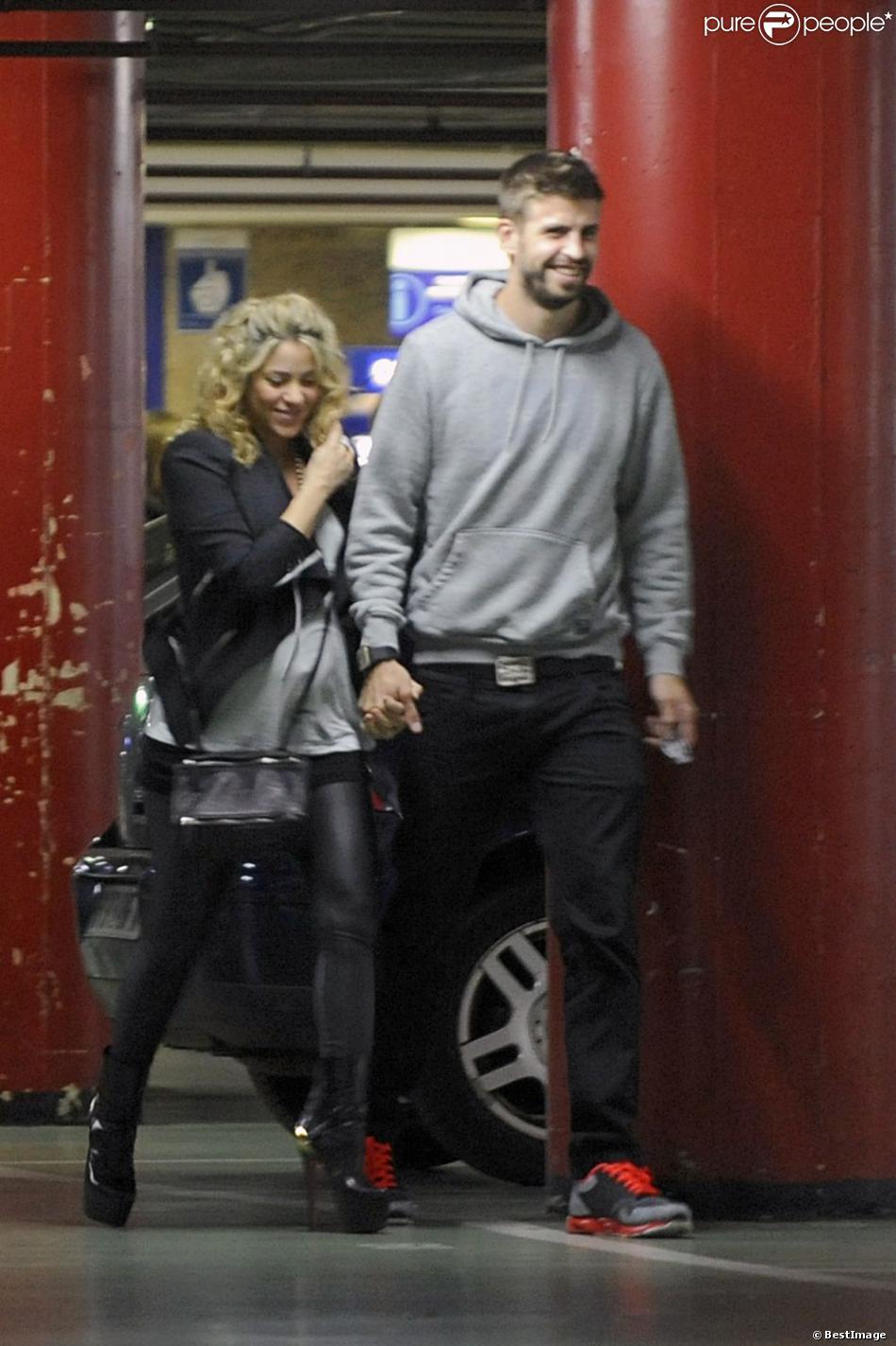 Shakira (enceinte) et Gerard Piqué ont été voir le nouveau  James Bond  au cinéma, à Barcelone en Espagne, le 14 Novembre 2012.