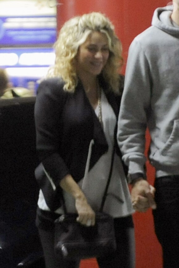 Shakira (enceinte) et son compagnon Gerard Piqué ont été voir Skyfall au cinéma, à Barcelone en Espagne, le 14 Novembre 2012.