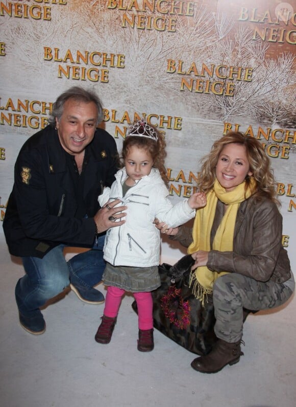 La chanteuse Lara Fabian, Gérard Pullicino et leur fille Lou à Paris le 1er avril 2012.