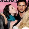 Taylor Lautner, même en cire, déclenche l'hystérie des fans.