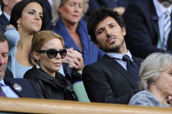 Kylie Minogue et son chéri mannequin Andrés Velencoso dans les tribunes de Wimbledon. Le 6 juillet 2012.