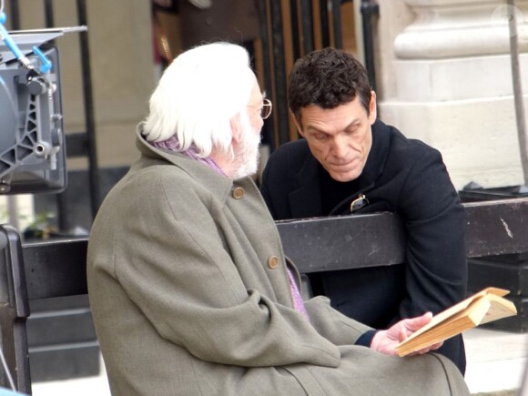 Marc Lavoine avec Donald Sutherland à Paris sur le tournage de Crossing Lines le 30 octobre 2012.