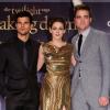 Kristen Stewart en robe Elie Saab, Robert Pattinson et Taylor Lautner à la première de Twilight - chapitre 5 : Révélation (2e partie) à Berlin le 16 novembre 2012.