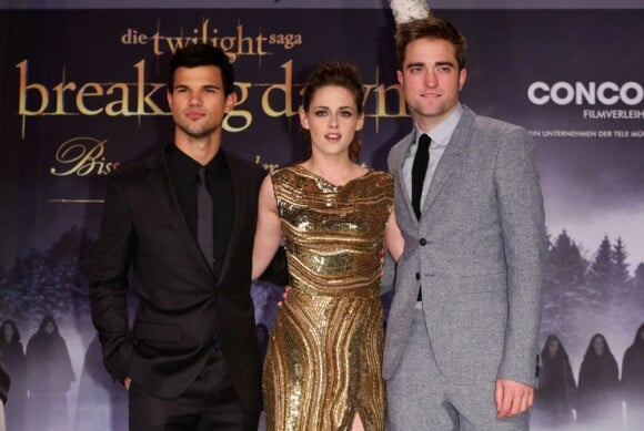 Kristen Stewart en robe Elie Saab, Robert Pattinson et Taylor Lautner à la première de Twilight - chapitre 5 : Révélation (2e partie) à Berlin le 16 novembre 2012.