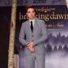 Robert Pattinson très chic en costume gris à la première de Twilight - chapitre 5 : Révélation (2e partie) à Berlin le 16 novembre 2012.
