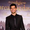 Taylor Lautner élégant en costume noir à la première de Twilight - chapitre 5 : Révélation (2e partie) à Berlin le 16 novembre 2012.