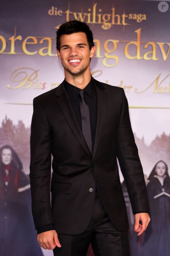 Taylor Lautner élégant en costume noir à la première de Twilight - chapitre 5 : Révélation (2e partie) à Berlin le 16 novembre 2012.