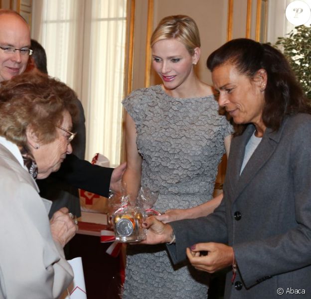 Albert de Monaco, Charlene et Stéphanie réunis pour le traditionnel arbre de Noël de la Croix Rouge à Monaco, le 17 novembre 2012.