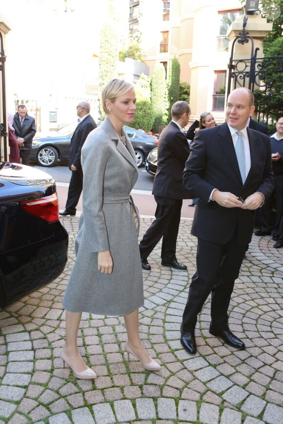 Le prince Albert et Charlene de Monaco arrivent dans les locaux de la Croix Rouge monégasque, le 17 novembre 2012.