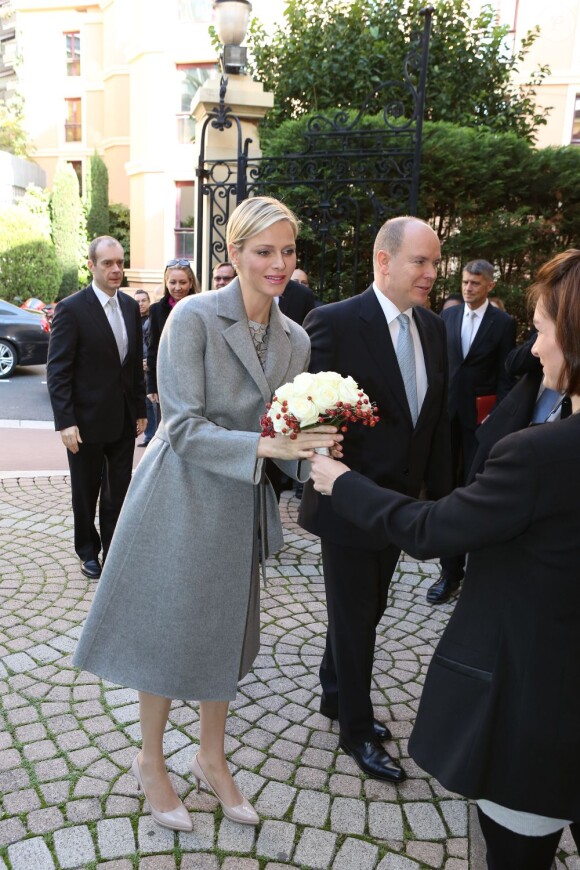 Le prince Albert et Charlene de Monaco accueillis dans les locaux de la Croix Rouge monégasque, le 17 novembre 2012.