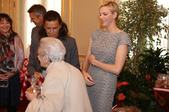 Charlene et Stéphanie réunies pour le traditionnel arbre de Noël de la Croix Rouge à Monaco, le 17 novembre 2012.