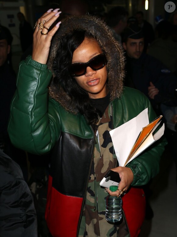 Rihanna était à Paris dans le cadre de son 777 Tour, le 17 novembre 2012. Elle a fait du shopping chez les boutiques de lingerie Chantal Thomas et La Perla où P. Diddy, qui faisait du shopping dans la boutique d'en face, est venu la saluer.