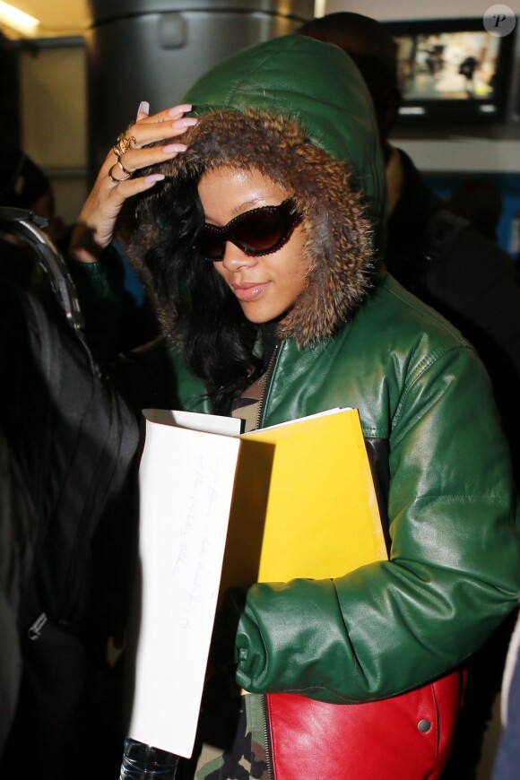 Rihanna se cache derrière ses grosses lunettes noires. Elle était à Paris dans le cadre de son 777 Tour, le 17 novembre 2012. Elle a fait du shopping chez les boutiques de lingerie Chantal Thomas et La Perla où P. Diddy, qui faisait du shopping dans la boutique d'en face, est venu la saluer.