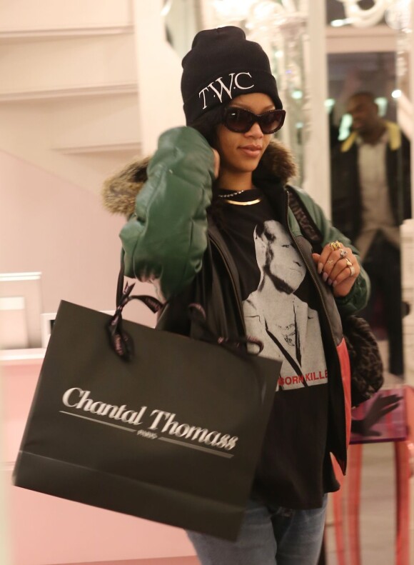 Rihanna était à Paris dans le cadre de son 777 Tour, le 17 novembre 2012. Elle en a profité pour s'acheter de la lingerie fine chez Chantal Thomas.