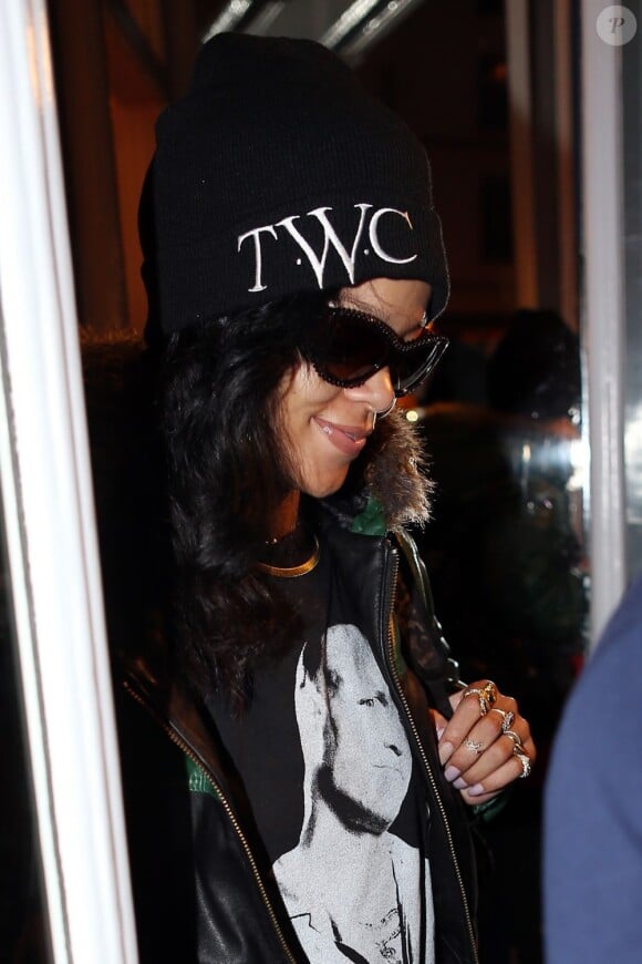 Rihanna est arrivée à Paris dans le cadre de son 777 Tour, le 17 novembre 2012. Elle a fait du shopping chez les boutiques de lingerie Chantal Thomas et La Perla où P. Diddy, qui faisait du shopping dans la boutique d'en face, est venu la saluer.