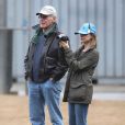 Harrison Ford et Calista Flockhart filment leur fils Liam jouer au football à Brentwood, le 17 novembre 2012.