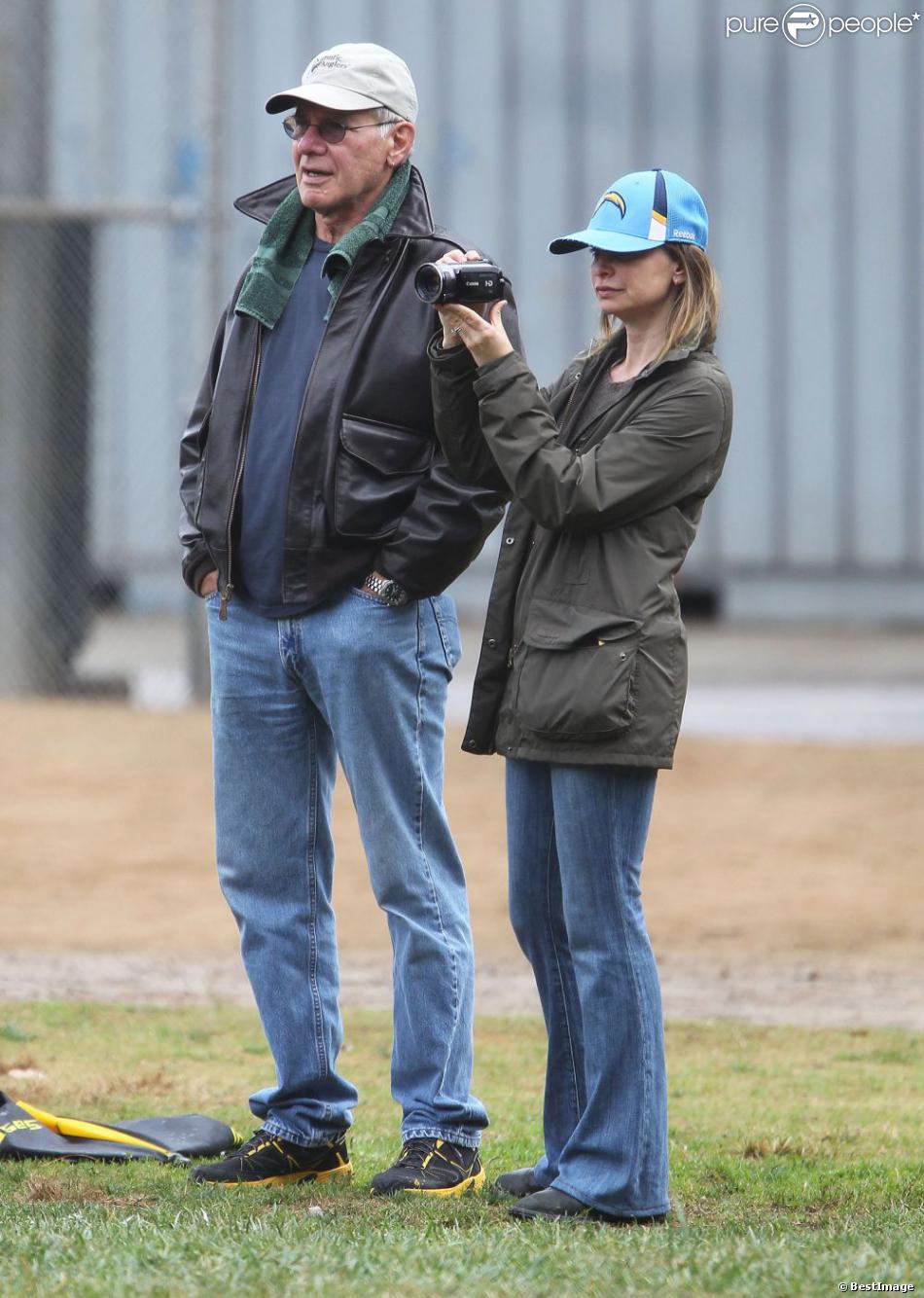 Harrison Ford et Calista Flockhart filment leur fils Liam jouer au football à Brentwood, le 17 novembre 2012.