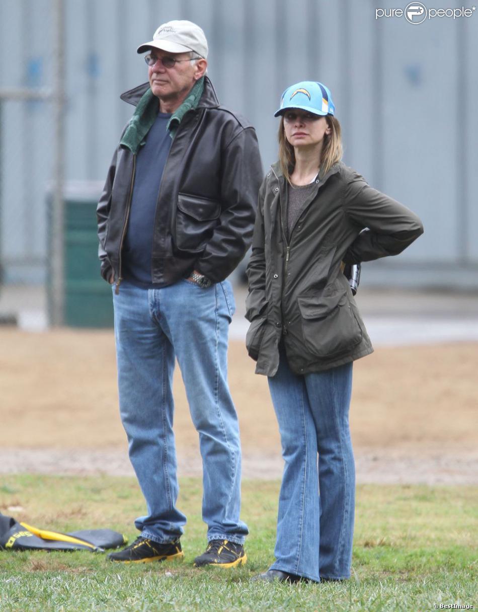 Harrison Ford et Calista Flockhart regardent leur fils Liam jouer au football, le 17 novembre 2012.