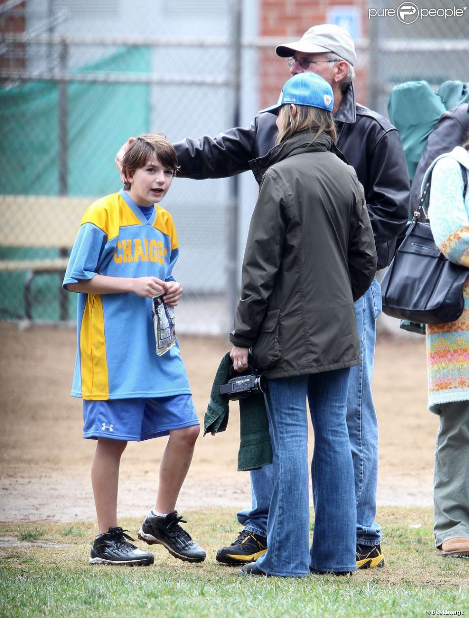 Harrison Ford et Calista Flockhart encouragent leur fils Liam jouer au football à Brentwood, le 17 novembre 2012.
