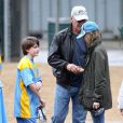 Harrison Ford et Calista Flockhart regardent leur fils Liam jouer au football à Brentwood, le 17 novembre 2012.