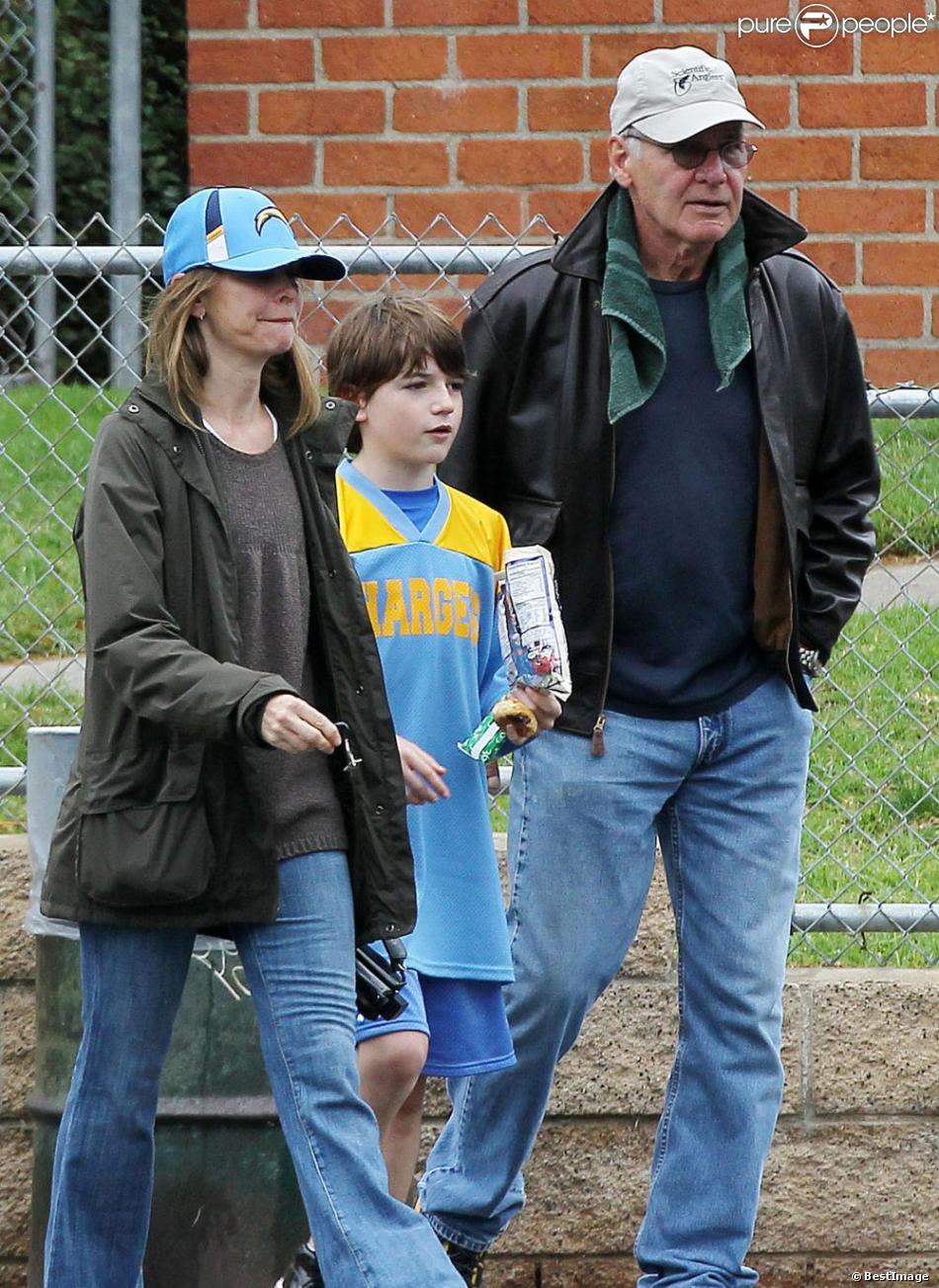 Harrison Ford et Calista Flockhart après le mach de football de leurs fils Liam, le 17 novembre 2012.