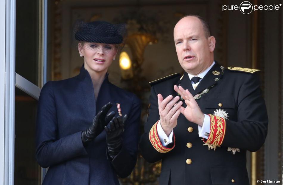 Le prince Albert II et la princesse Charlene de Monaco - La famille Monegasque de Monaco au balcon du palais lors de la cérémonie militaire à Monaco. Le 19 novembre 2012.