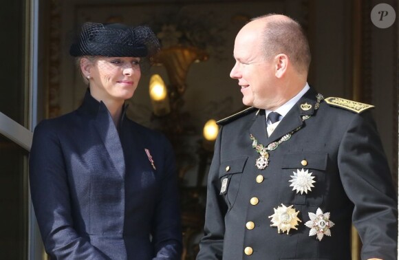 La princesse Charlene et le prince Albert II de Monaco au balcon du palais princier le 19 novembre 2012 pour la Fête nationale.