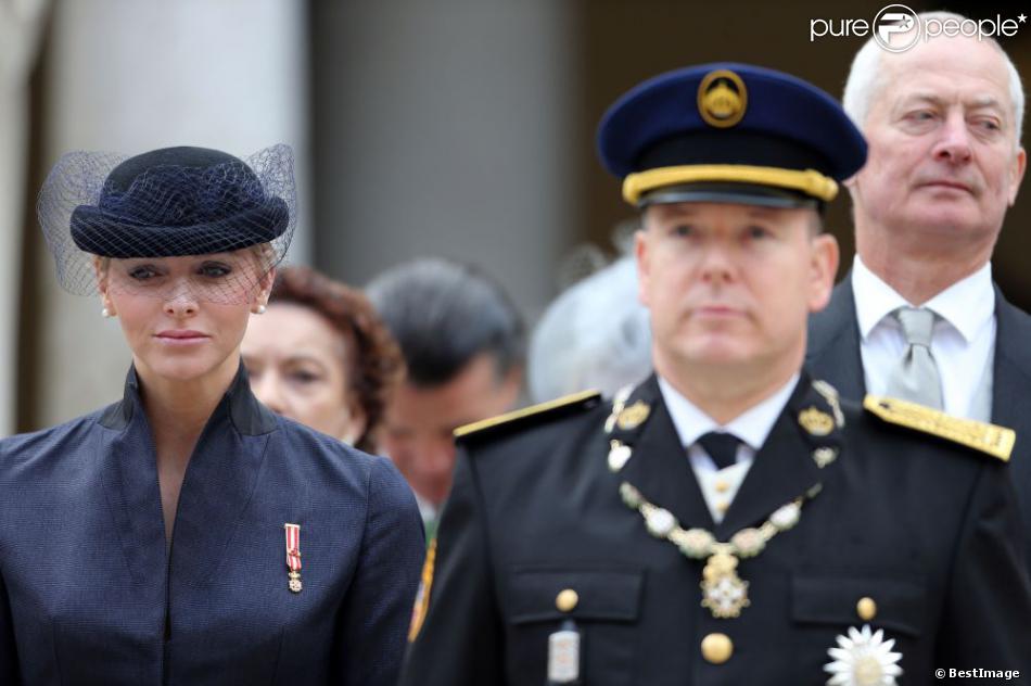 La princesse Charlene et le prince Albert II de Monaco - La famille princière de Monaco dans la cour du palais lors de la cérémonie militaire à Monaco le 19 novembre 2012.