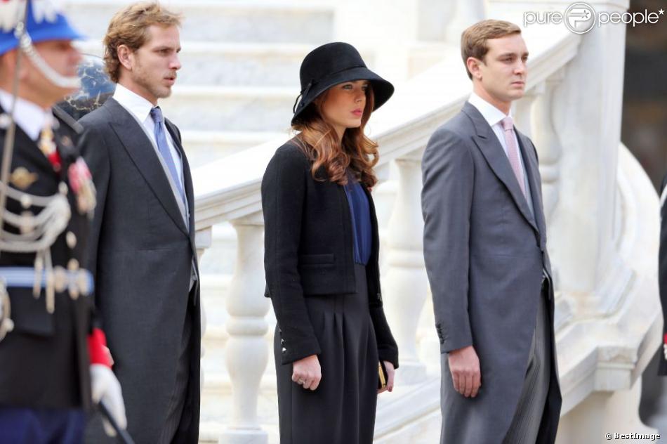 Andrea, Charlotte et Pierre Casiraghi - La famille princière de Monaco dans la cour du palais lors de la cérémonie militaire à Monaco le 19 novembre 2012.