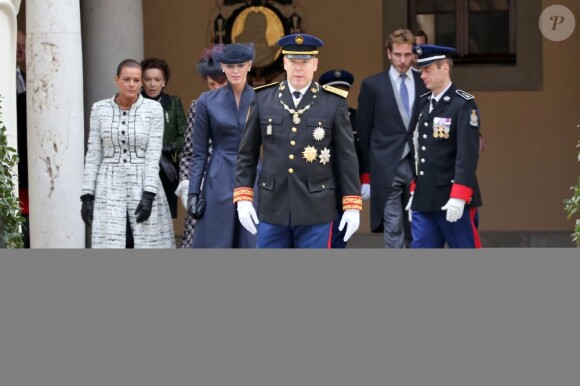 La princesse Stéphanie de Monaco, la princesse Caroline de Hanovre, la princesse Charlene et le prince Albert II de Monaco - La famille princière de Monaco dans la cour du palais lors de la cérémonie militaire à Monaco le 19 novembre 2012.
