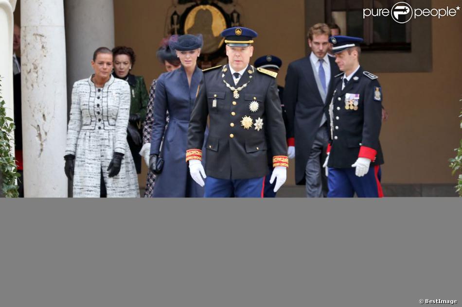 La princesse Stéphanie de Monaco, la princesse Caroline de Hanovre, la princesse Charlene et le prince Albert II de Monaco - La famille princière de Monaco dans la cour du palais lors de la cérémonie militaire à Monaco le 19 novembre 2012.
  