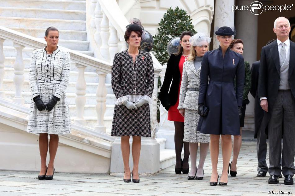 La princesse Stéphanie, la princesse Caroline de Hanovre, Melanie de Massy, sa mere Elisabeth-Anne de Massy et la princesse Charlene de Monaco - La famille princière de Monaco dans la cour du palais lors de la cérémonie militaire à Monaco le 19 novembre 2012.
  