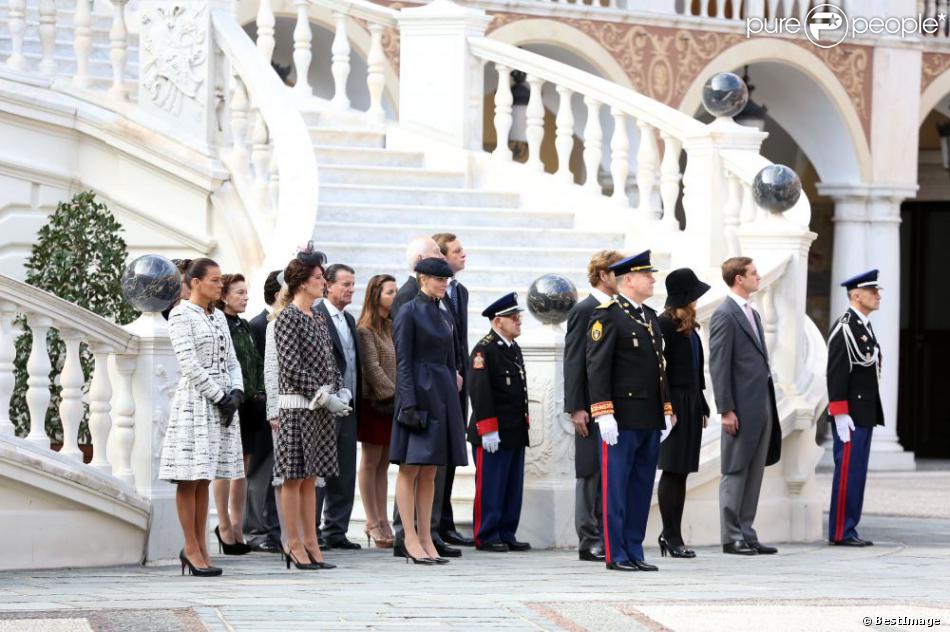  La famille princière de Monaco dans la cour d&#039;honneur du palais pour la remise des insignes de grade et de médailles lors de la Fête nationale, le 19 novembre 2012. 