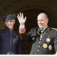 Le prince Albert II de Monaco et la princesse Charlene au balcon du palais princier pour le défilé militaire de la Fête nationale, le 19 novembre 2012.