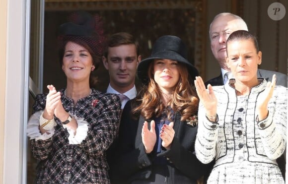 Charlotte Casiraghi était tout sourire au balcon du palais princier, le 19 novembre 2012, entourée de sa mère la princesse Caroline, de sa tante la princesse Stéphanie et de ses frères Andrea et Pierre, pour la Fête nationale de Monaco.