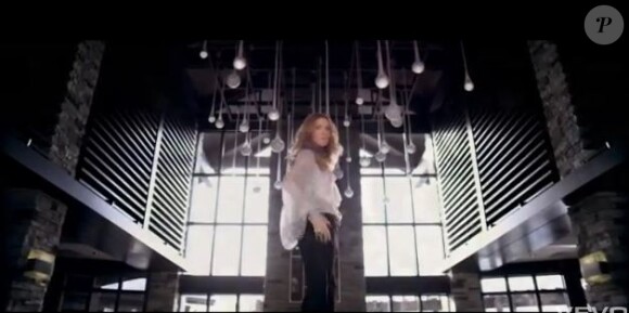 La diva Céline Dion dans le clip Le Miracle, titre de l'album Sans Attendre, dans les bacs depuis le 5 novembre 2012.