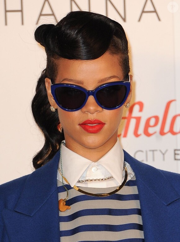 Rihanna célèbre la sortie de son album Unapologetic et les illuminations de Noël du centre commercial Stratford City. Londres, le 19 novembre 2012.