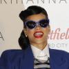 C'est une Rihanna ultrastylée qui célèbre la sortie de son album Unapologetic et les illuminations de Noël du centre commercial Westfield Stratford City. Londres, le 19 novembre 2012.